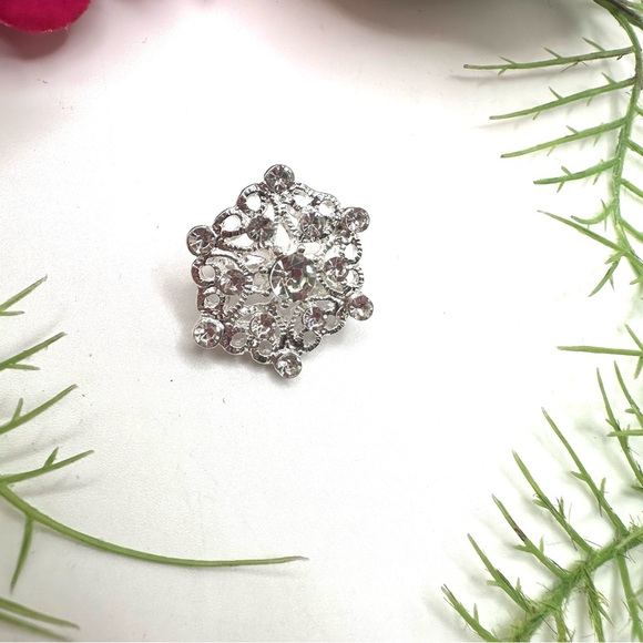 NEW⚜️Classic Crystal Cluster Embellished Brooch - Picture 3 of 5
